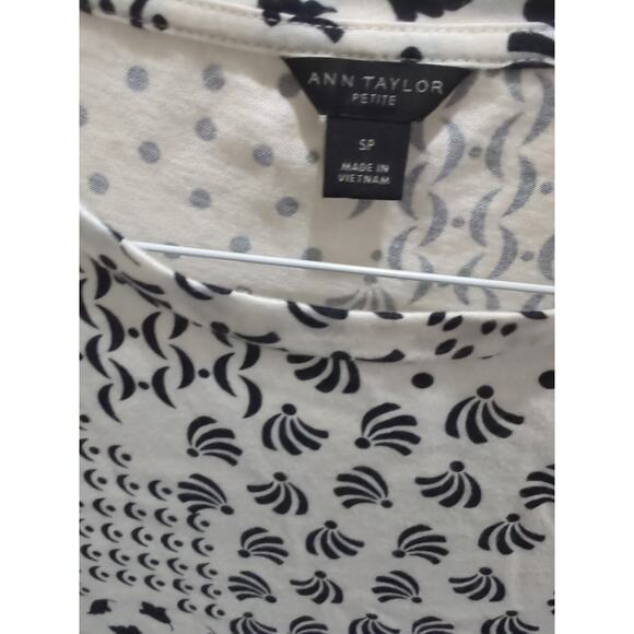 Ann Taylor Black White Career Top Geometric Jersey Knit Shirt Size Small Petite - Picture 2 of 5